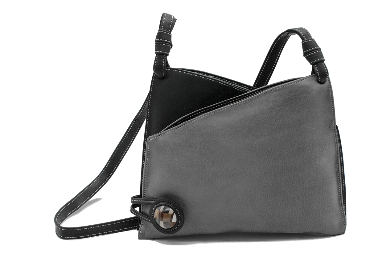 Sac Elsa I en cuir gris grainé à bandoulière réglable porté épaule ou croisé