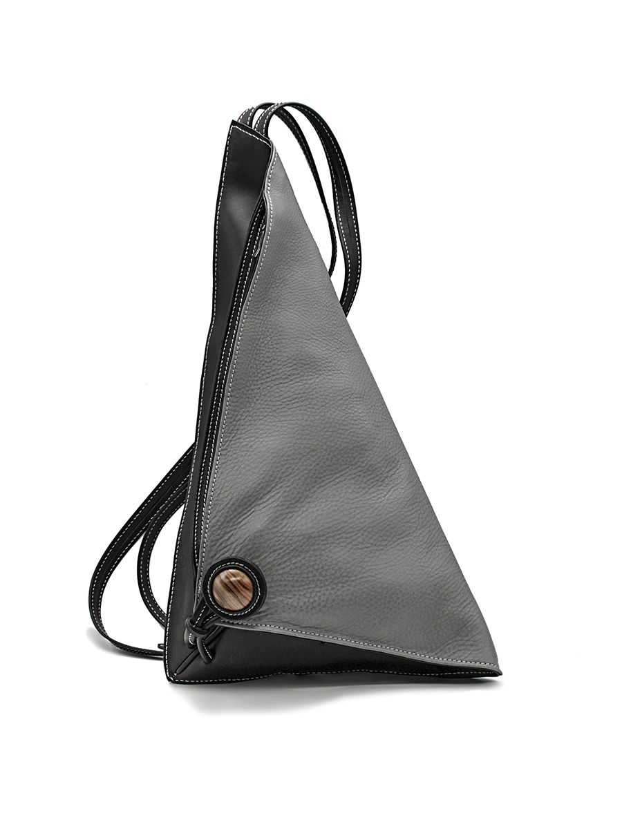 Sac à dos Delta I en cuir gris grainé pleine fleur ouverture gauche