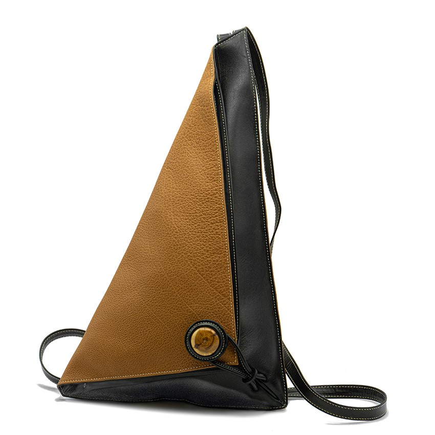 Sac à dos Delta I en cuir marron grainé ouverture droite