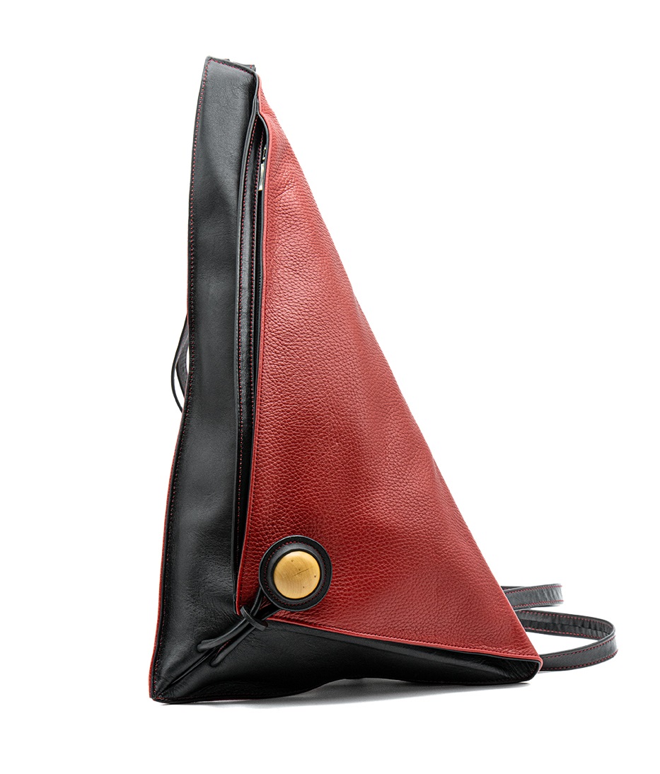 Sac à dos Delta I rouge en cuir grainé ouverture gauche