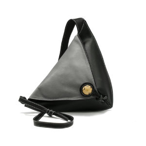 Sac à bandoulière Delta II en cuir gris grainé pleine fleur.