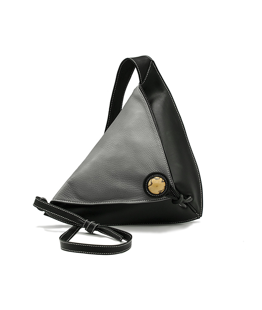 Sac à bandoulière Delta II en cuir gris grainé pleine fleur.
