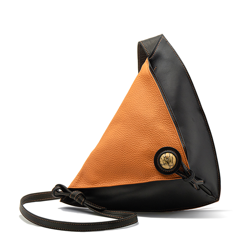 Sac à bandoulière Delta II en cuir orange grainé ouverture à gauche