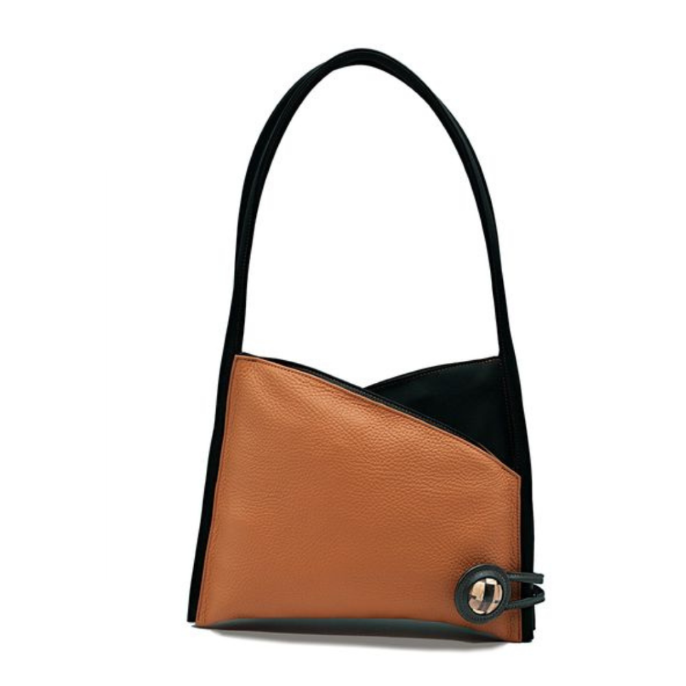 Sac à bandoulière en cuir orange, porté à droite