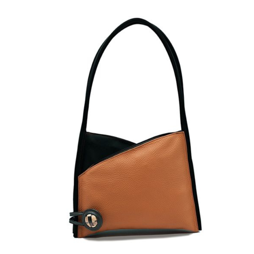 Sac à bandoulière en cuir orange grainé porté à gauche