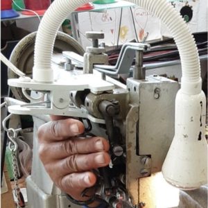 Main et machine à coudre