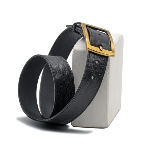 Ceinture en 4 cm de largeur en cuir noir imprimé autruche boucle double carrure finition laitonnée