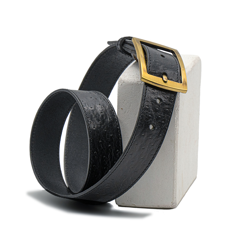 Ceinture en 4 cm de largeur en cuir noir imprimé autruche boucle double carrure finition laitonnée