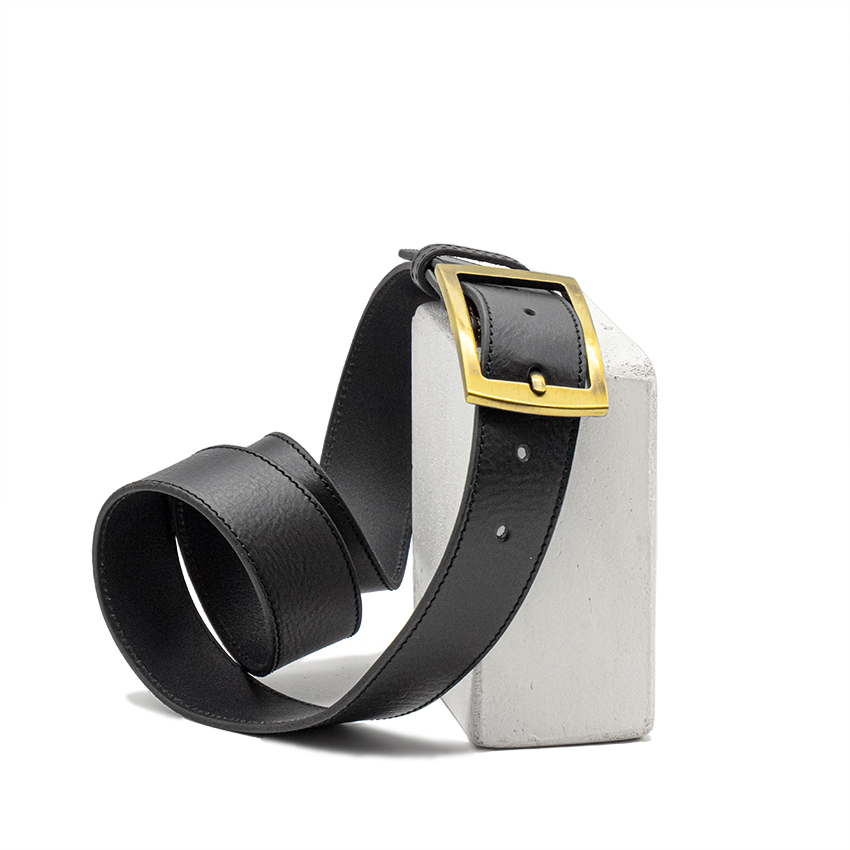 Ceinture en 4 cm de largeur en cuir noir boucle double carrure finition laitonnée