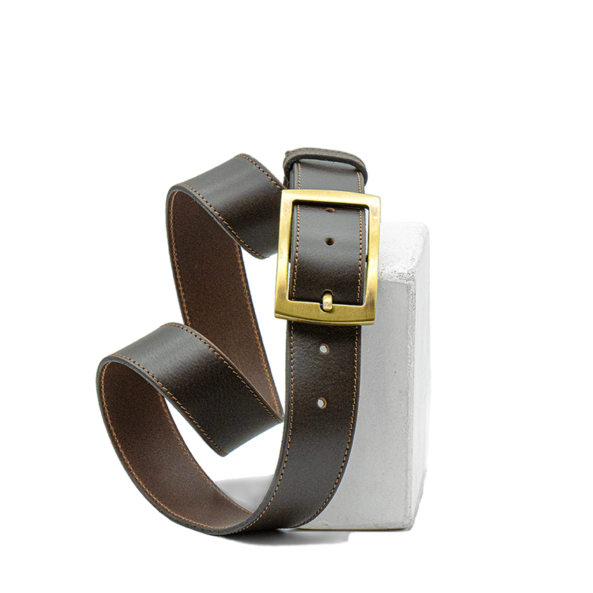 Ceinture en 4 cm de largeur en cuir marron foncé boucle double carrure finition laitonnée