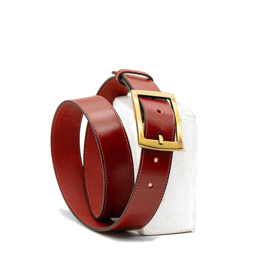 Ceinture en 4 cm de largeur en cuir rouge boucle double carrure finition laitonnée